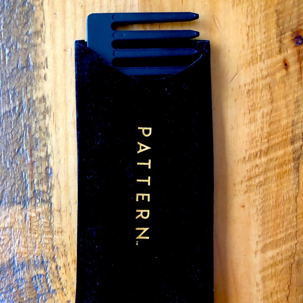 Pattern comb with velvet case.